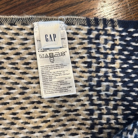 GAP Geometric Knit Scarf in Black and Cream - Picture 2 of 3